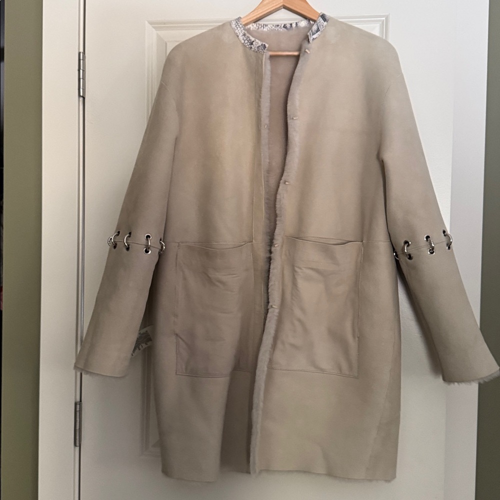 Stunning grey/taupe lamb shearling reversible coat. Size M NWOT - Picture 4 of 7